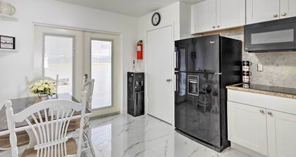 West Palm Beach Apartment 3 Mi to Shore!