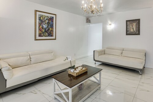 West Palm Beach Apartment 3 Mi to Shore!
