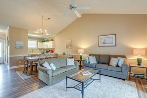 Interior - 2 Mi to Water: Myrtle Beach Condo w/ Pool Access (Myrtle Beach)