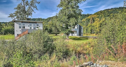 Pet-friendly Duplex w/ Northern Lights Aurora View