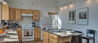Pet-friendly Duplex w/ Northern Lights Aurora View