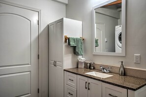 Apartment (2 Bedrooms) | Interior - Pet-friendly Duplex w/ Northern Lights Aurora View (Homer)