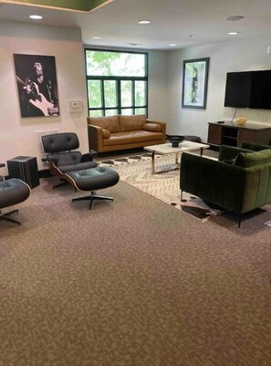 Living area - Lovely 1  bedroom with office space and pool view (Atlanta)