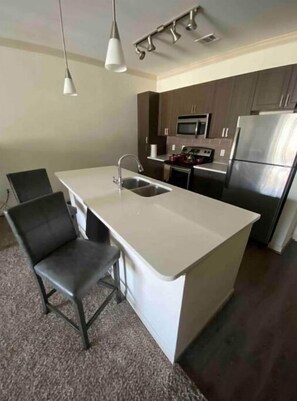 Private kitchen - Lovely 1  bedroom with office space and pool view (Atlanta)