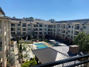 Pool - Lovely 1  bedroom with office space and pool view (Atlanta)