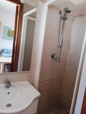 淋浴設備、風筒、坐浴桶、提供毛巾