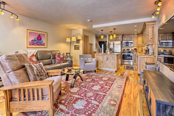 Apartment (2 Bedrooms) | Living area | TV, fireplace, books