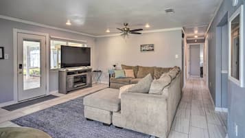 TV, fireplace
