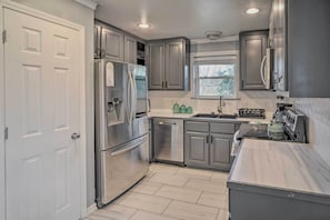 Microwave, oven, stovetop, dishwasher - Family-friendly Baton Rouge Abode w/ Patio! (Baton Rouge)