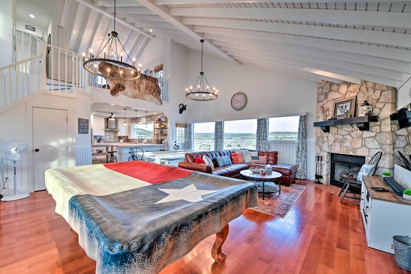 Spacious Getaway ~ 12 Acres, Views, & Hot Tub! - Sandy Beach, TX