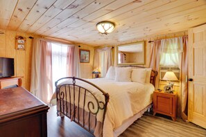 Interior - Mtn-view Warne Cabin: Hot Tub, Wine Cabinet! (Warne)