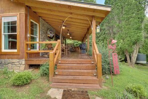 House (2 Bedrooms) | Interior - Mtn-view Warne Cabin: Hot Tub, Wine Cabinet! (Warne)