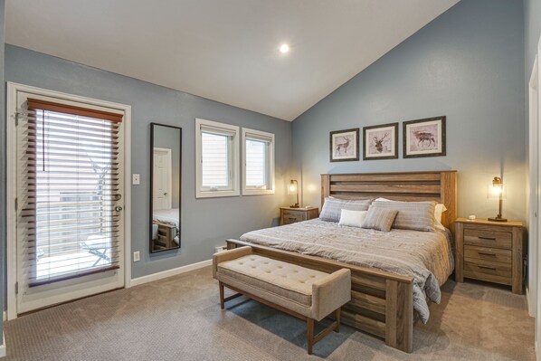3 bedrooms, iron/ironing board, bed sheets - Updated Townhome Near Main Street, 10 Mi to Breck! (Frisco)