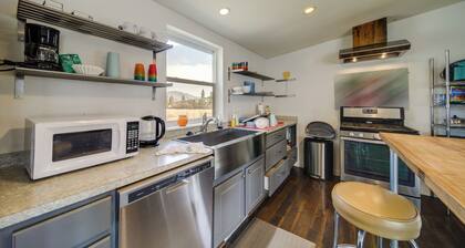 Lake-view 4-season Retreat in Republic!