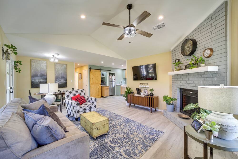 Barling Vacation Rental: Fenced-in Yard w/ Hot Tub - Barling, AR