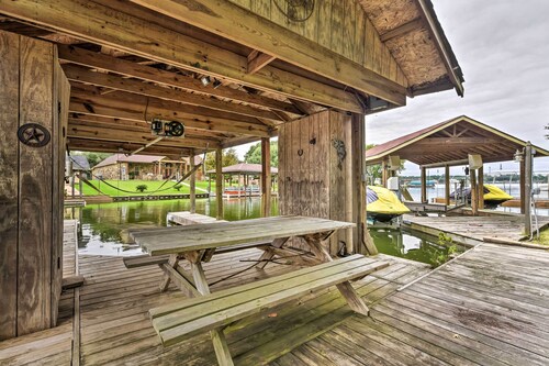 Quiet Lake Conroe Townhome w/ 2 Boat Slips!