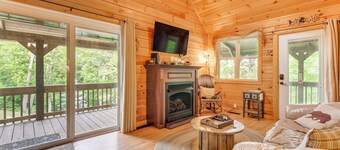 Smoky Mountain Log Cabin Close to Rafting!