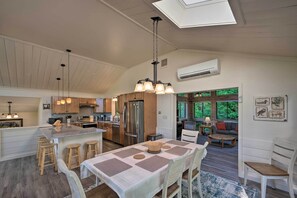 House (3 Bedrooms) | Interior - House w/ Balcony ~ 5 Mi to Cranmore Resort! (Glen)