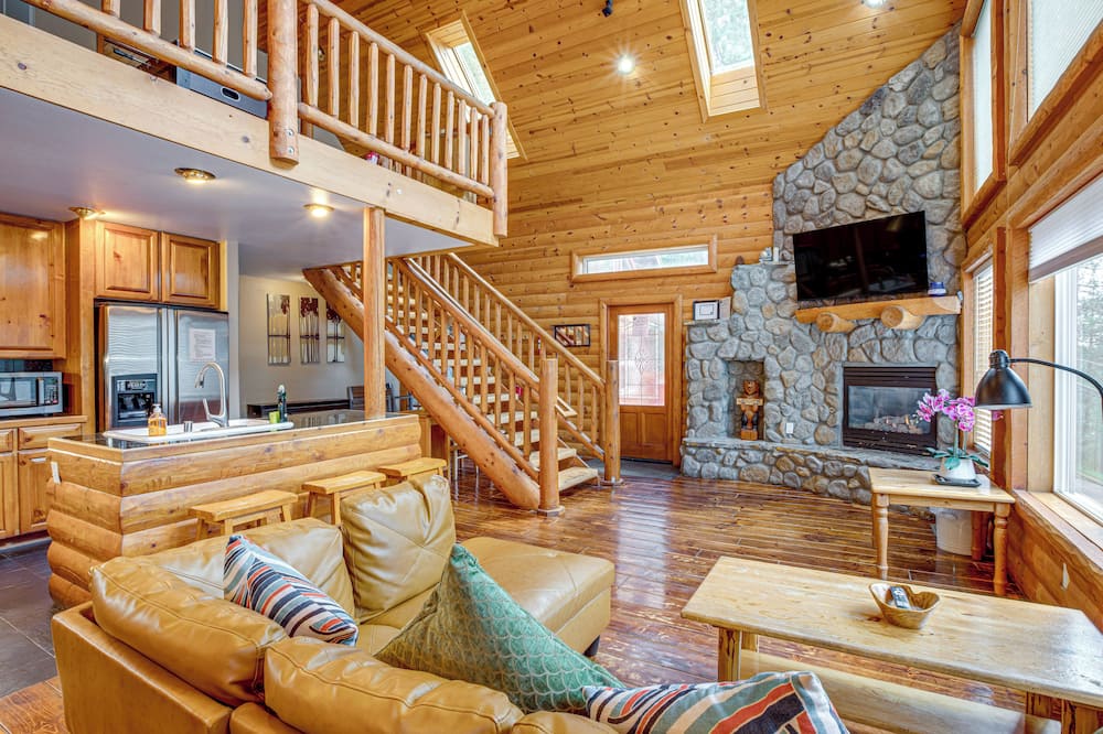 Hot Tub, Indoor Pool! Home 8 Mi to Heavenly Skiing - North Upper Truckee, CA