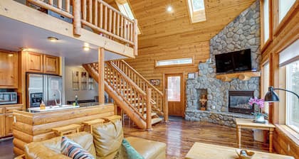 Hot Tub, Indoor Pool! Home 8 Mi to Heavenly Skiing