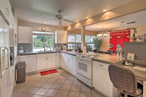 Microwave, oven, stovetop, dishwasher - 065678: Mountain-view 3BR Home, Walk to Old Town! (La Quinta)
