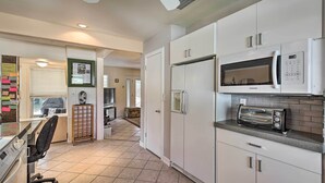 Private kitchen - 065678: Mountain-view 3BR Home, Walk to Old Town! (La Quinta)