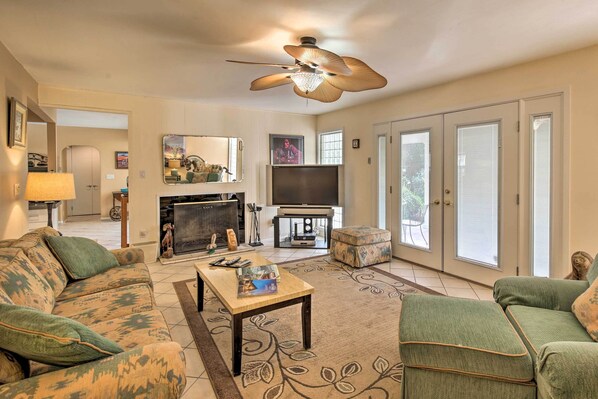 TV - 065678: Mountain-view 3BR Home, Walk to Old Town! (La Quinta)