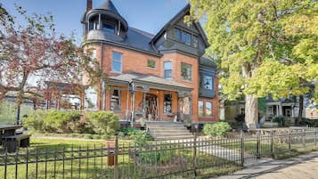 House (Multiple Bedrooms) | Front of property