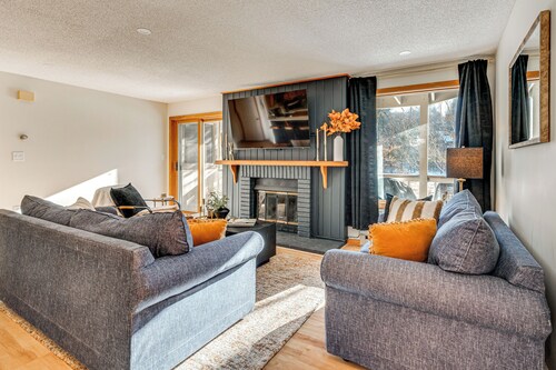 Riverfront Lincoln Condo w/ Patio + Pool Access!