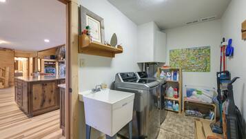 House (5 Bedrooms) | Interior