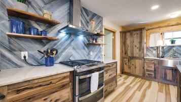 House (5 Bedrooms) | Interior