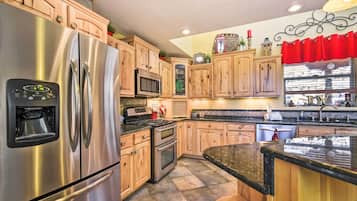 House (5 Bedrooms) | Interior