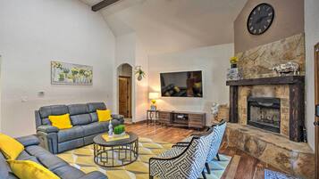 House (5 Bedrooms) | Interior