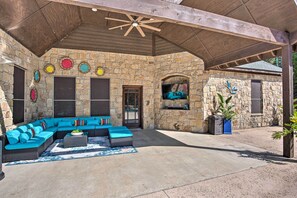 House (5 Bedrooms) | Interior - Heated Spa, Fire Pit! 14-acre Terrell Ranch Escape (Terrell)