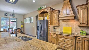 House (5 Bedrooms) | Interior