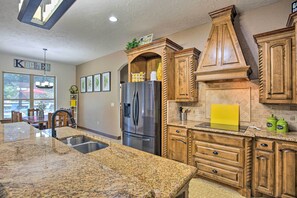 House (5 Bedrooms) | Interior