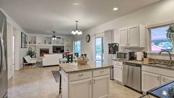 House (5 Bedrooms) | Interior