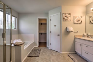 House (5 Bedrooms) | Interior