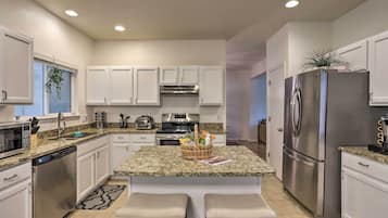 House (5 Bedrooms) | Interior