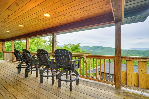 Private Hot Tub: Gatlinburg Cabin In The Clouds - Gatlinburg, TN