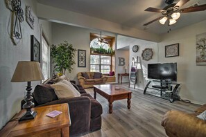 House (2 Bedrooms) | Interior - Bright College Station Abode: 3 Mi to Kyle Field (Bryan)