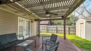 A covered patio with a ceiling fan, a table, and four chairs. - Bright College Station Abode: 3 Mi to Kyle Field (Bryan)