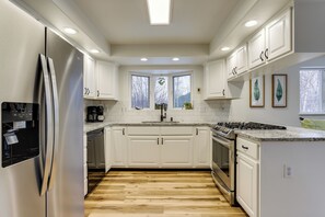 House (4 Bedrooms) | Interior - Spacious Wasilla Home ~ 1 Mi to Boat Launch! (Wasilla)