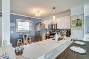 Interior - Steps to the Beach: Oceanfront Condo w/ Lanai! (Sneads Ferry)