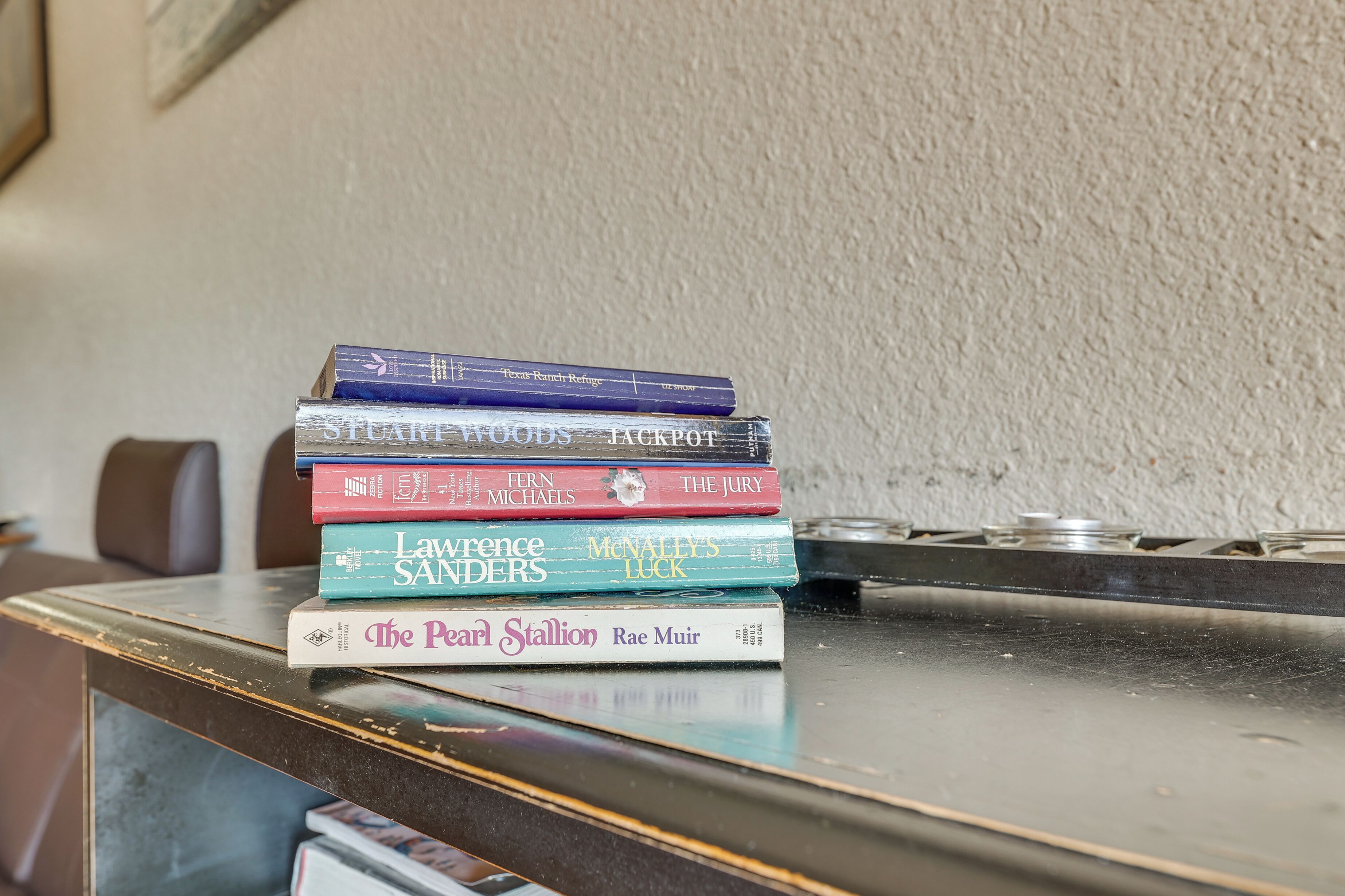Uma pilha de livros sobre uma mesa.