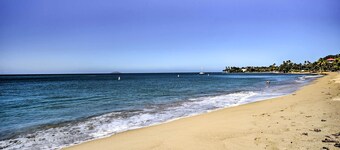 Breezy Condo w/ Ocean View Balcony: Walk to Beach!