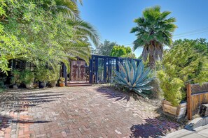 House (3 Bedrooms) | Interior - Bohemian Wonderland: Benicia Bungalow w/ Pergola! (Benicia)