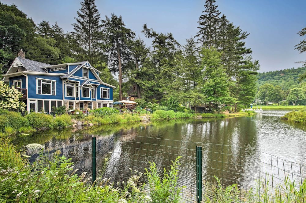 Lakefront Poconos Retreat w/ Hot Tub, Near Hiking! - Yatesville, PA