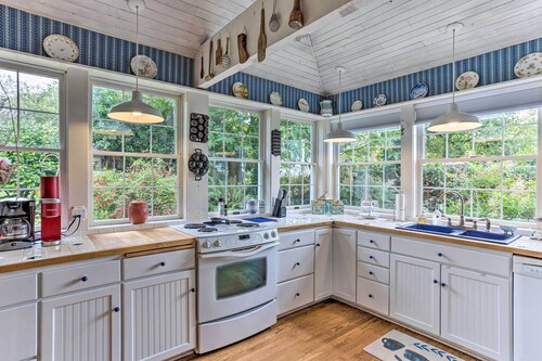 Charming Historic Retreat Near Poverty Bay!