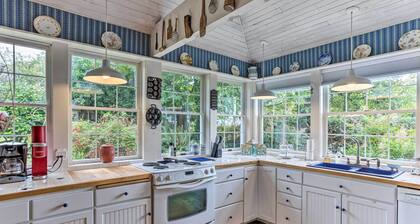 Charming Historic Retreat Near Poverty Bay!